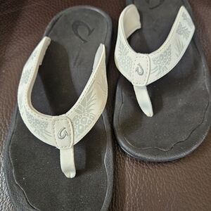 Olukai Women's Cream and Black Sandals